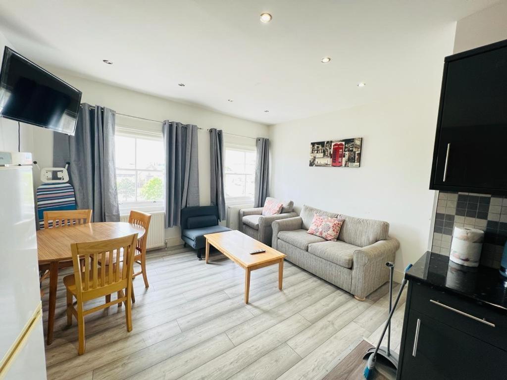 Entire New Flat With View To River Yare, H7 Apartment เกรทยาร์มัธ ภายนอก รูปภาพ